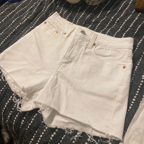 Authentic Levi’s white denim shorts Never worn!! - Picture 2 of 4